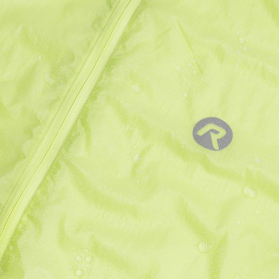 Detail van een fluor gele fietsjas met waterdruppels en een logo.