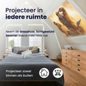 Witte beamer projecteert een paardenhoofd op zolder. Compact en lichtgewicht, geschikt voor binnen en buiten.