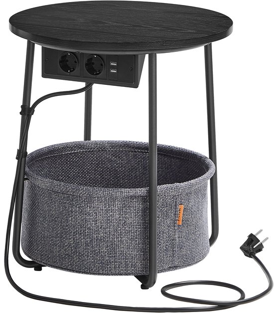 Zwarte ronde bijzettafel met stoffen mand, stopcontacten en USB-poorten, staand op een witte achtergrond.