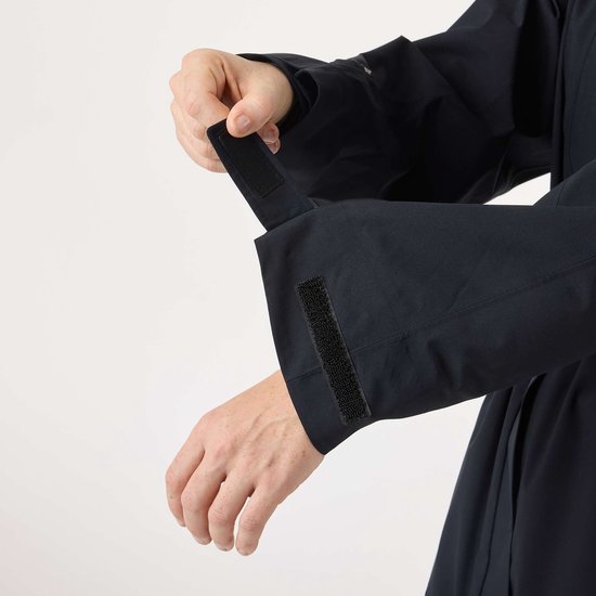 Détail d'un manteau noir avec fermetures velcro sur les manches.