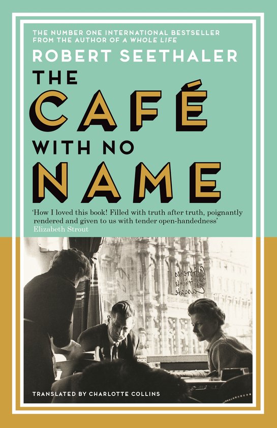 Boekcover van 'The Café with No Name' met de titel in grote letters, een quote en een zwart-witfoto van mensen in een café.