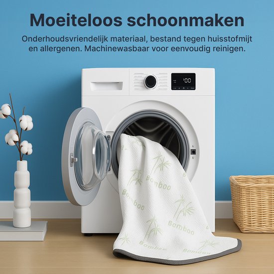 Surmatelas blanc à imprimé bambou placé dans une machine à laver. En arrière-plan, un vase avec des branches de coton et un panier.