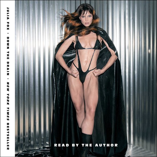 Julia Fox dans un maillot de bain noir audacieux, une cape brillante et des reflets orange-bruns dans ses cheveux. 'Julia Fox', 'Down the Drain', 'New York Times Bestseller', 'Read by the Author'.