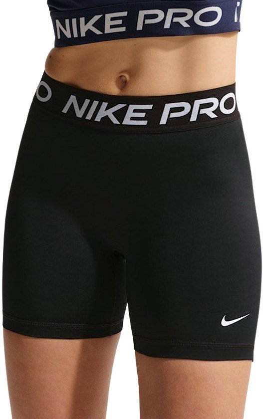 Zwarte Nike Pro biker shorts met wit Nike logo op de tailleband.