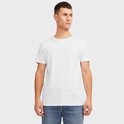 Man in een wit T-shirt en blauwe spijkerbroek, staand naar links gedraaid.