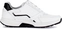 Witte sneaker met zwarte accenten en vetersluiting.