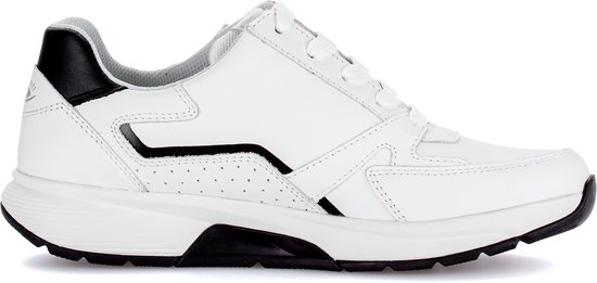 Witte sneaker met zwarte accenten en vetersluiting.