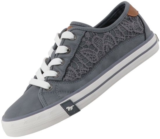 Grijze Mustang sneaker met witte veters, bruin accent op de hiel en kanten details op de zijkant.