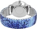 Achterkant van zilverkleurig dameshorloge met blauw mozaïekpatroon op rekbare band.