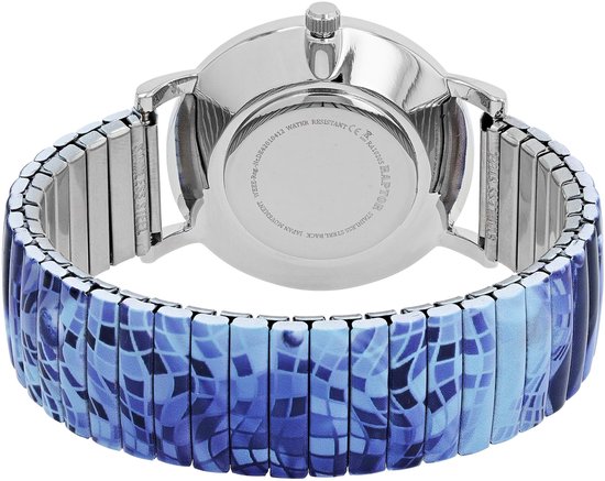Achterkant van zilverkleurig dameshorloge met blauw mozaïekpatroon op rekbare band.