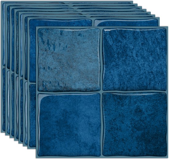 Stapel van blauwe tegels met verweerde textuur, glanzende randen, op een witte achtergrond.