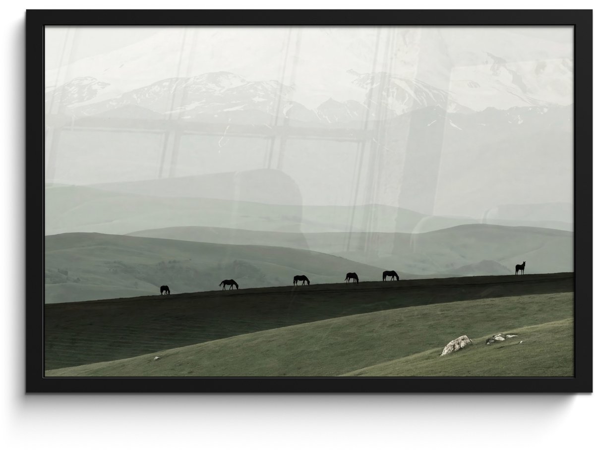 FrameYourWall Poster in lijst - Fotolijst 60x40 cm - Posters - Grijs - Berg - Paarden - Posterlijst zwart - Decoratie - Wanddecoratie woonkamer - Muurdecoratie slaapkamer