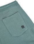 Donkergroene joggingbroek met achterzak en zwart logo.