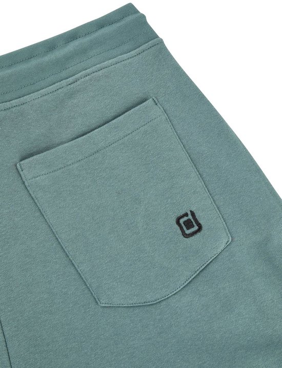 Donkergroene joggingbroek met achterzak en zwart logo.