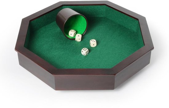 Een achthoekige speelbak met groen vilt, waarin vier witte dobbelstenen en een donkere beker liggen.