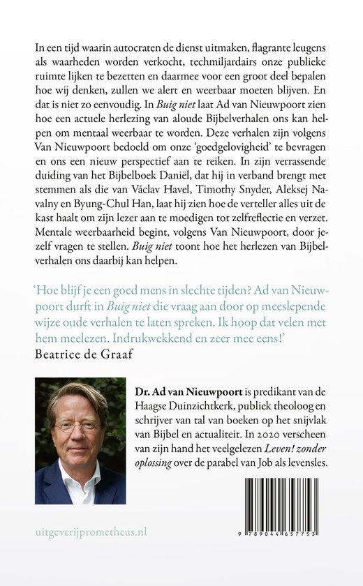 Portretfoto van Ad van Nieuwpoort, met bril, blauwe blouse en rode sjaal.
