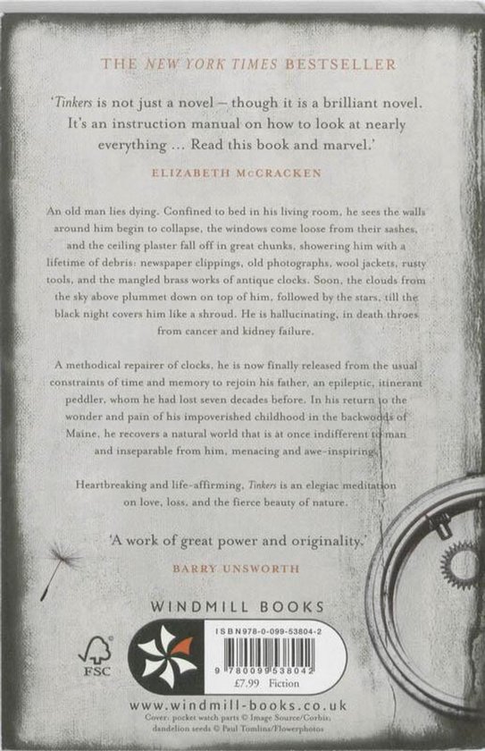 Achterkant van het boek 'Tinkers', met recensies en informatie over de uitgever Windmill Books. Een deel van een klok is zichtbaar.