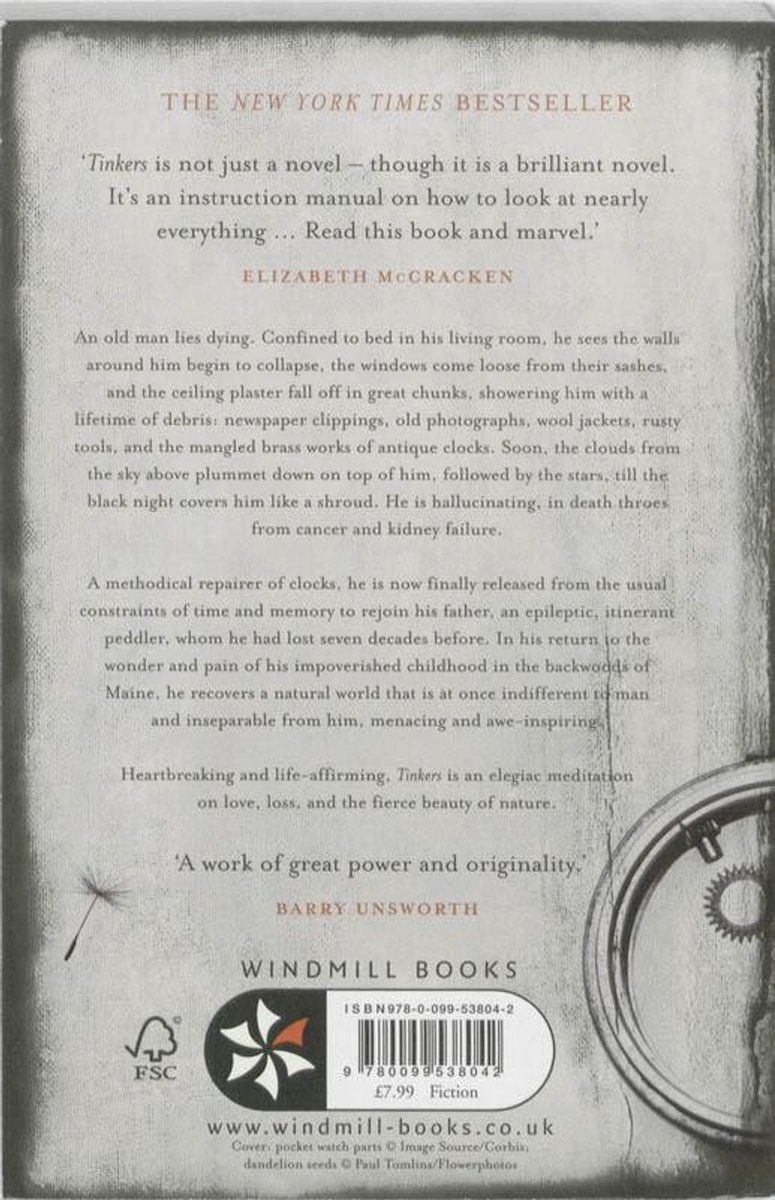 Achterkant van het boek 'Tinkers', met recensies en informatie over de uitgever Windmill Books. Een deel van een klok is zichtbaar.