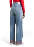 Achterkant van een wijde, lichtblauwe jeans met omgeslagen zoom en roze voering.