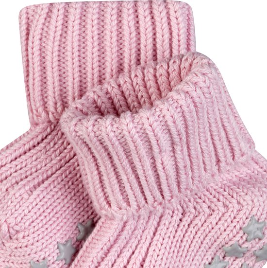 Detail van roze gebreide babysokjes met omslagboord.