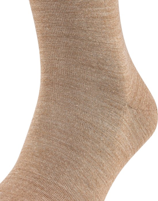 Gros plan d'une chaussette Falke marron, avec de fines côtes.