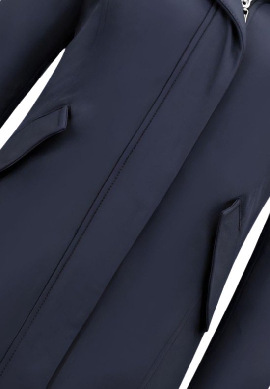 Detail van een donkerblauwe jas met twee zakken met klep aan de voorkant.