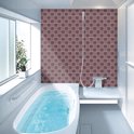 Salle de bain avec des carreaux lilas et violets, une baignoire remplie près d'une fenêtre et un sol gris.