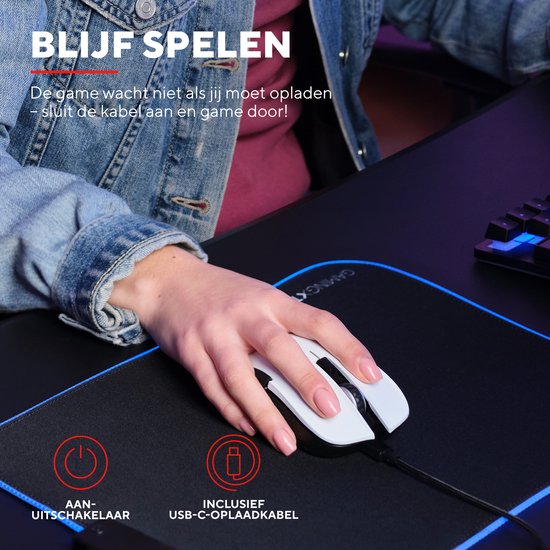 Hand met witte gaming muis op zwart gamingmat. "Blijf spelen" staat met tekst.