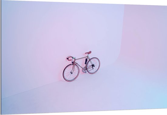 Dibond - Zwarte Geparkeerde Racefiets - 150x100 cm Foto op Aluminium (Met Ophangsysteem)