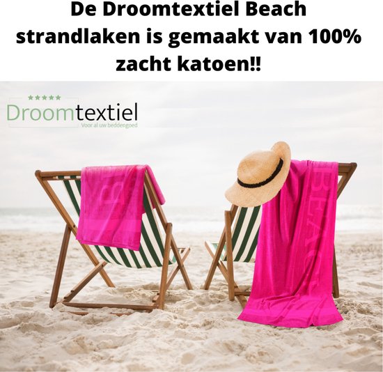 Twee strandstoelen met fuchsia strandlakens, een met een hoed, op het strand.
