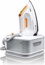 Braun strijkijzer met oranje grip op grijze watertank, met slang bevestigd.