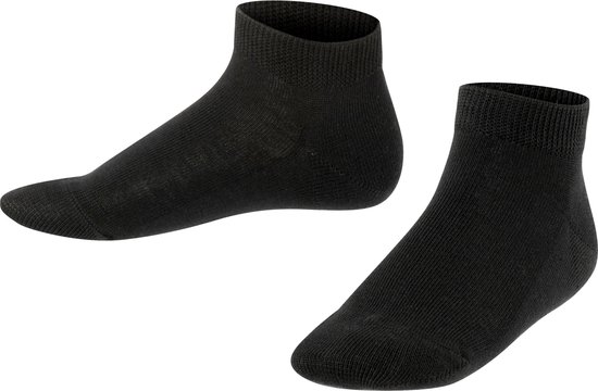Zwarte, korte sneakersokken, beide met de voet naar rechts gericht. Zichtbaar is de zijkant en de bovenkant.