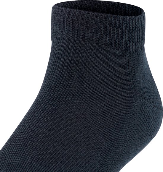 Close-up van de boord van een donkerblauwe, katoenen Falke sneaker sok.