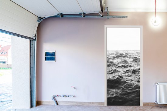 Deurposter 95x215 cm - Deursticker Zee - Water - Natuur - Zwart wit - Meubelfolie zelfklevend - Deurfolie woonkamer - Interieurfolie fotobehang - Deur plakfolie - Deurstickers - Deurbehang sticker - Kamer decoratie