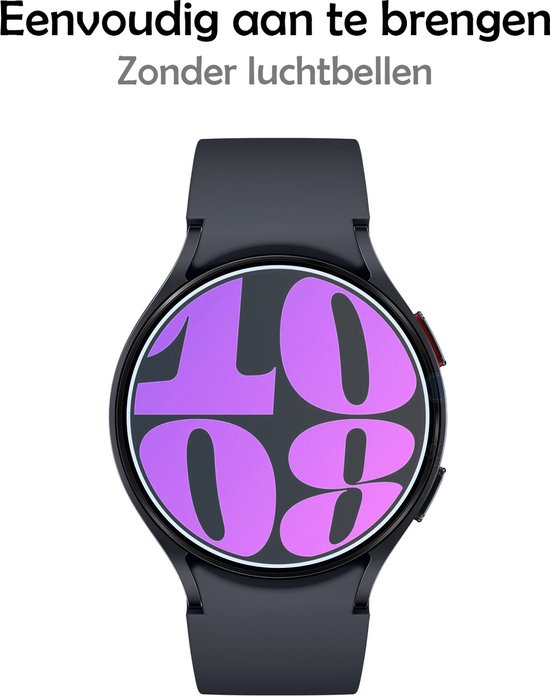 Zwarte smartwatch met paars display. De screenprotector is eenvoudig aan te brengen zonder luchtbellen.