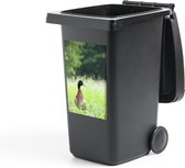 Container sticker Wilde eend - Een wilde eend in een bloeiend grasveld - 40x60 cm - kliko sticker - weerbestendige containersticker