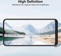 Téléphone avec protecteur d'écran, montrant un paysage de montagne avec de l'eau.
