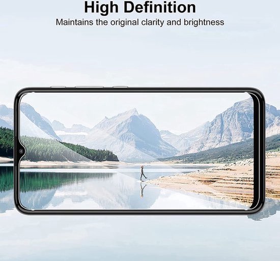 Téléphone avec protecteur d'écran, montrant un paysage de montagne avec de l'eau.