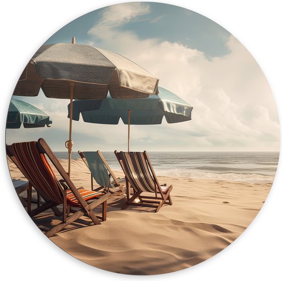 Dibond Muurcirkel - Strandstoelen en Parasols op het Strand op Bewolkte Dag - 120x120 cm Foto op Aluminium Muurcirkel (met ophangsysteem)
