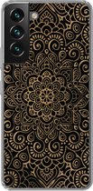 Geschikt voor Samsung Galaxy S22 hoesje - Gouden patroon op een zwarte achtergrond - Siliconen Telefoonhoesje