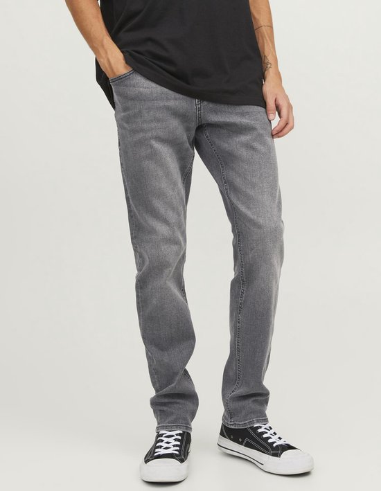 Close-up van grijze jeans met ritssluiting en knoop.