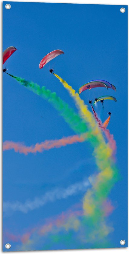 Tuinposter – Vliegshow van Paragliders met Kleurrijke Rook - 50x100 cm Foto op Tuinposter (wanddecoratie voor buiten en binnen)