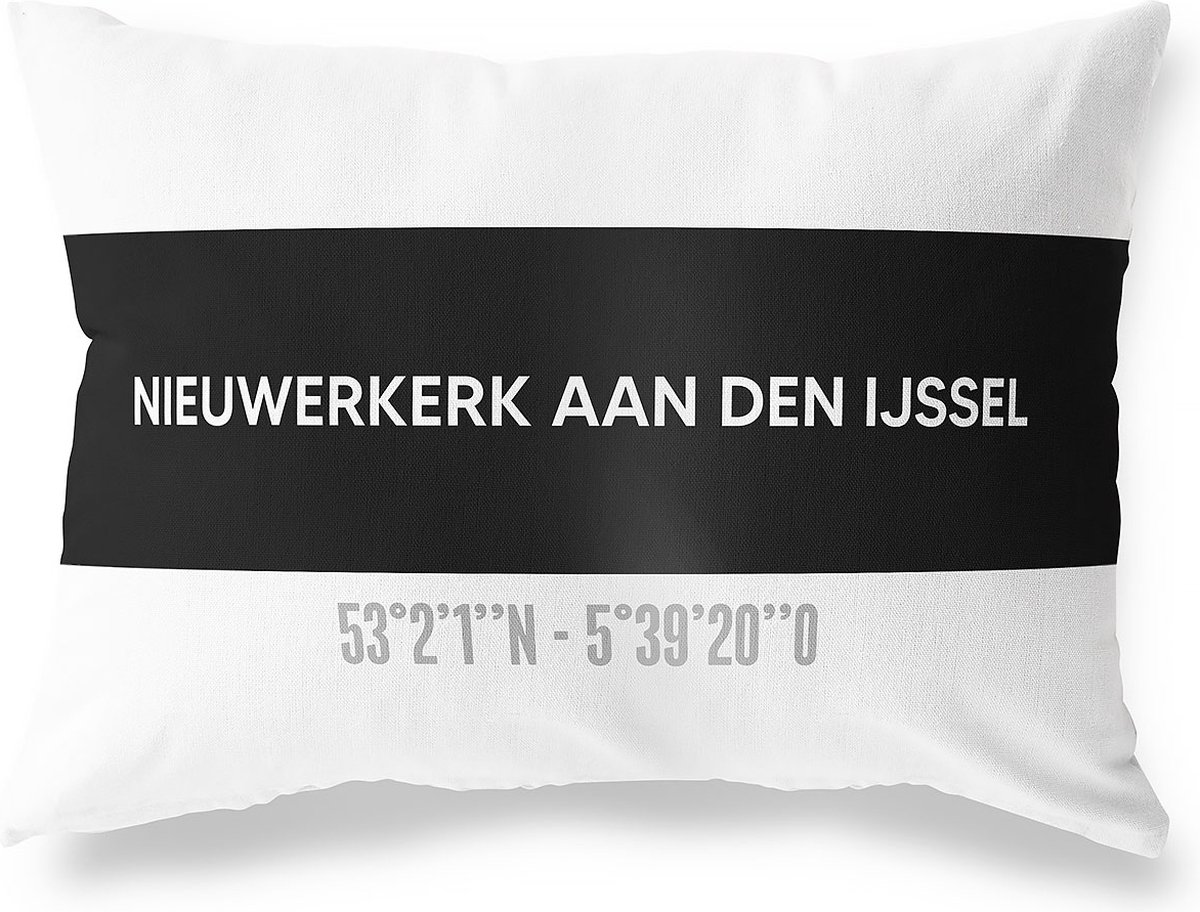 Tuinkussen NIEUWERKERK AAN DEN IJSSEL - ZUID-HOLLAND met coördinaten - Buitenkussen - Bootkussen - Weerbestendig - Jouw Plaats - Studio216 - Modern - Zwart-Wit - 50x30cm