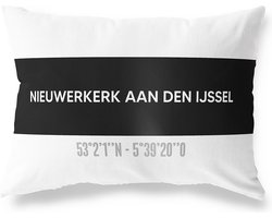 Tuinkussen NIEUWERKERK AAN DEN IJSSEL - ZUID-HOLLAND met coördinaten - Buitenkussen - Bootkussen - Weerbestendig - Jouw Plaats - Studio216 - Modern - Zwart-Wit - 50x30cm