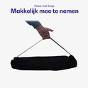 Hand wordt getoond die zwarte draagtas met lus oppakt.