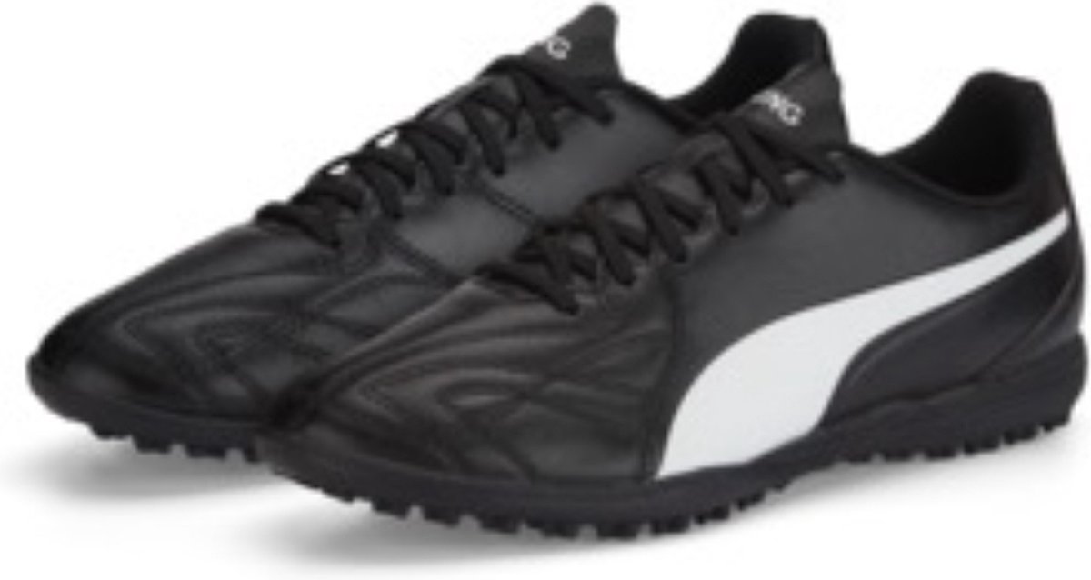Puma King Hero 21 TT voetbalschoenen in zwart leer met witte details, ontworpen voor astro turf, maat 40.
