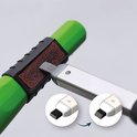Slijpen van de punt van een Pica BIG DRY markeerstift aan de groene puntenslijper.