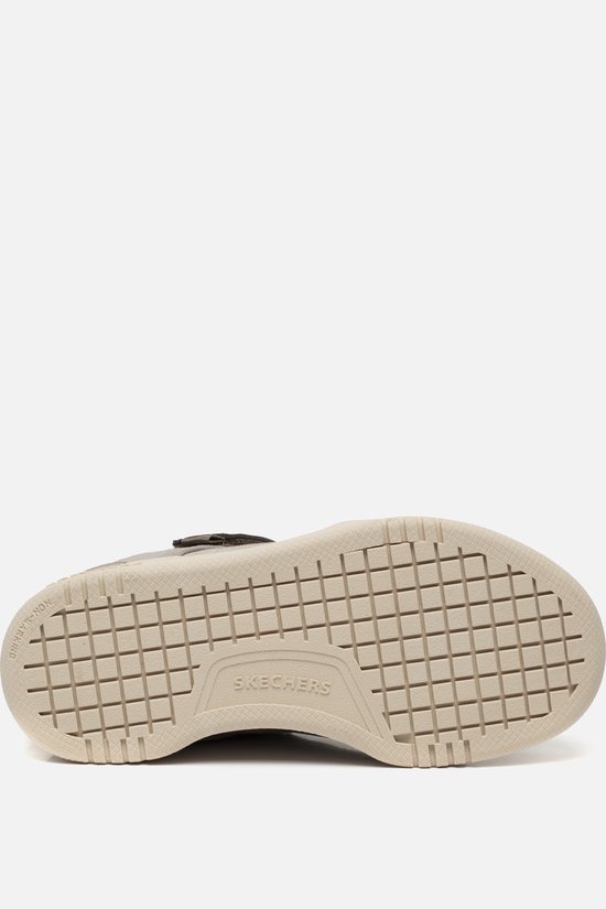 Onderkant van een taupe Skechers sneaker met een beige, geruit profielzool.