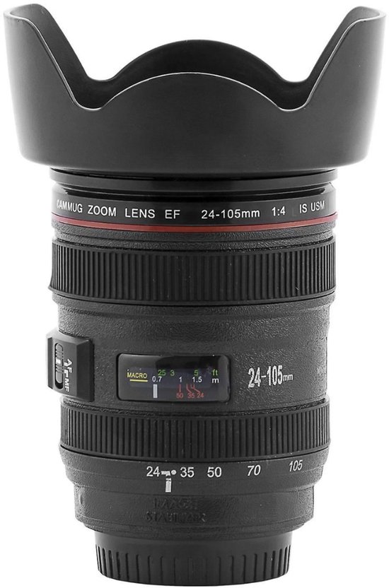 Zwarte cameralens beker met lenskap, met het 'CAMMUG' logo op de lenskap.