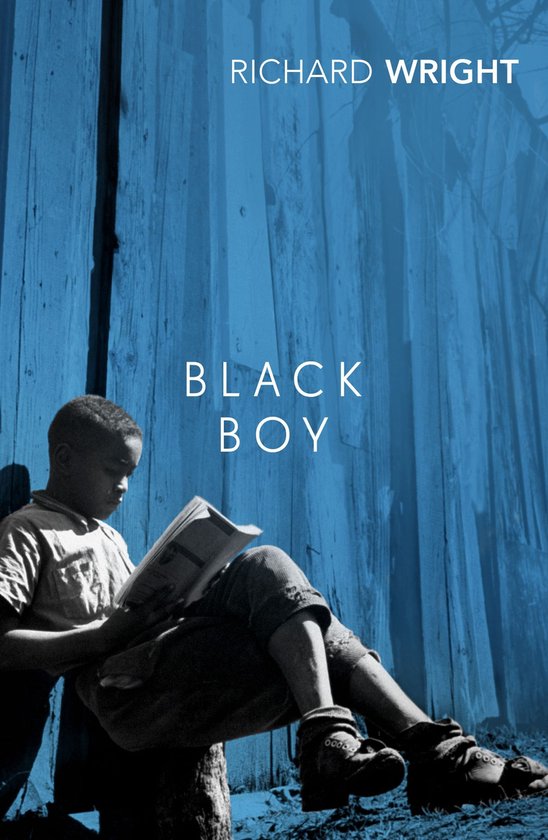Un garçon lit un livre sur fond de bois bleu. Titre : Black Boy
